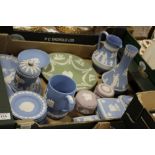 A TRAY OF ASSORTED WEDGWOOD JASPERWARE TO INCLUDE LILAC TRINKET POTS, GREEN CABINET PLATE, JUG ETC.