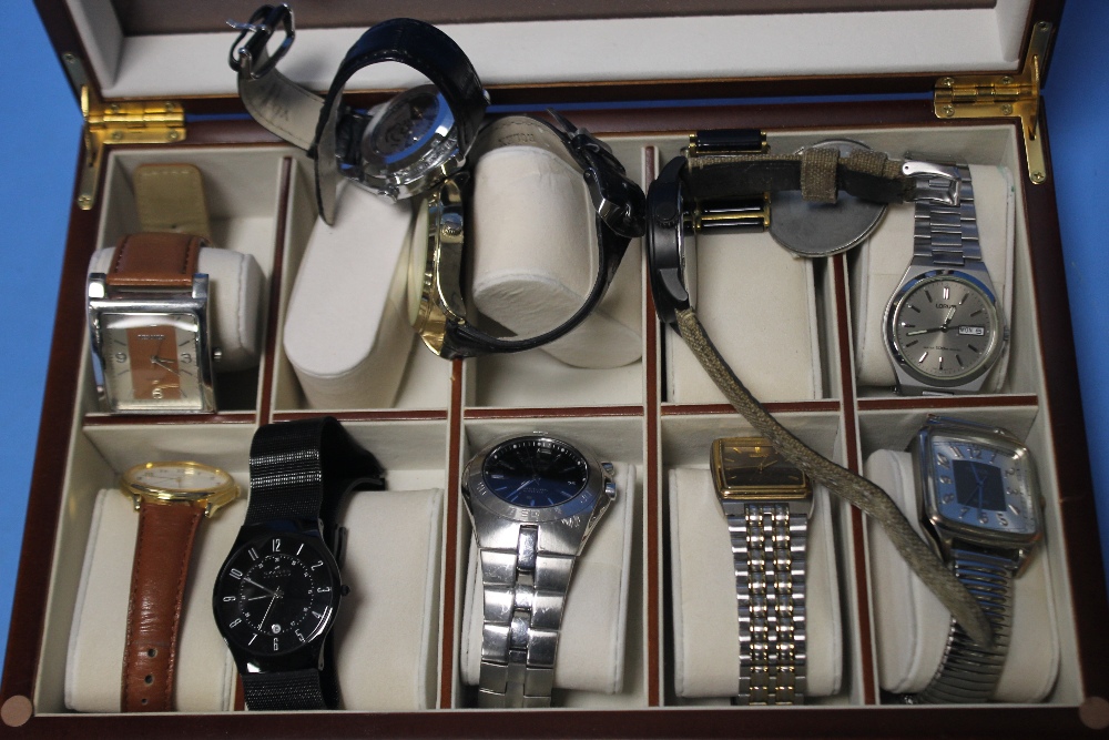 A TRAY OF ASSORTED WRIST WATCHES
