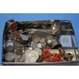 A TIN OF COLLECTABLES TO INCLUDE COINS, COSTUME JEWELLERY ETC.