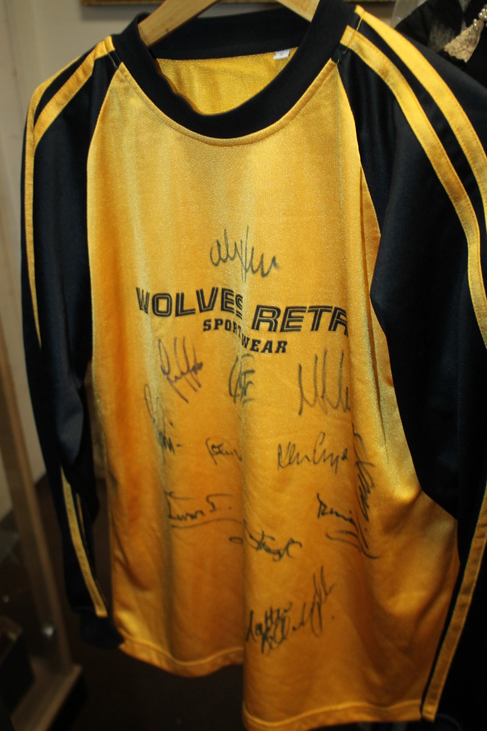 A SIGNED WOLVES FOOTBALL SHIRT TO INCLUDE SIGNATURES FOR MATT MURRAY, ETC.