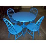 A BLUE CIRCULAR SINGLE PEDESTAL DINING TABLE WITH FOUR CHAIRS