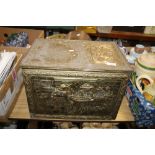 A BRASS EFFECT COALBOX TOGETHER WITH A QUANTITY OF METALWARE TO INCLUDE A COPPER KETTLE AND OTHER