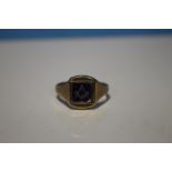 A 9 CT GOLD MASONIC SIGNET RING WITH SWIVEL FRONT, W 7 g