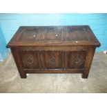 AN ANTIQUE OAK BLANKET CHEST / COFFER