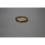 A 22 CT GOLD WEDDING BAND, 2.74 g