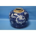 AN ORIENTAL POT WITH MARKS TO BASE, APPROX. H 23 CM, DIAMETER 20 CM