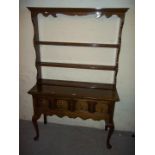 AN ANTIQUE OAK OPEN WELSH DRESSER / SIDEBOARD WITH CABRIOLE LEGS