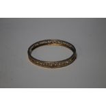 A VINTAGE LADIES 9 CT GOLD HINGE BANGLE WITH BARK EFFECT FINISH, W 19.55 g