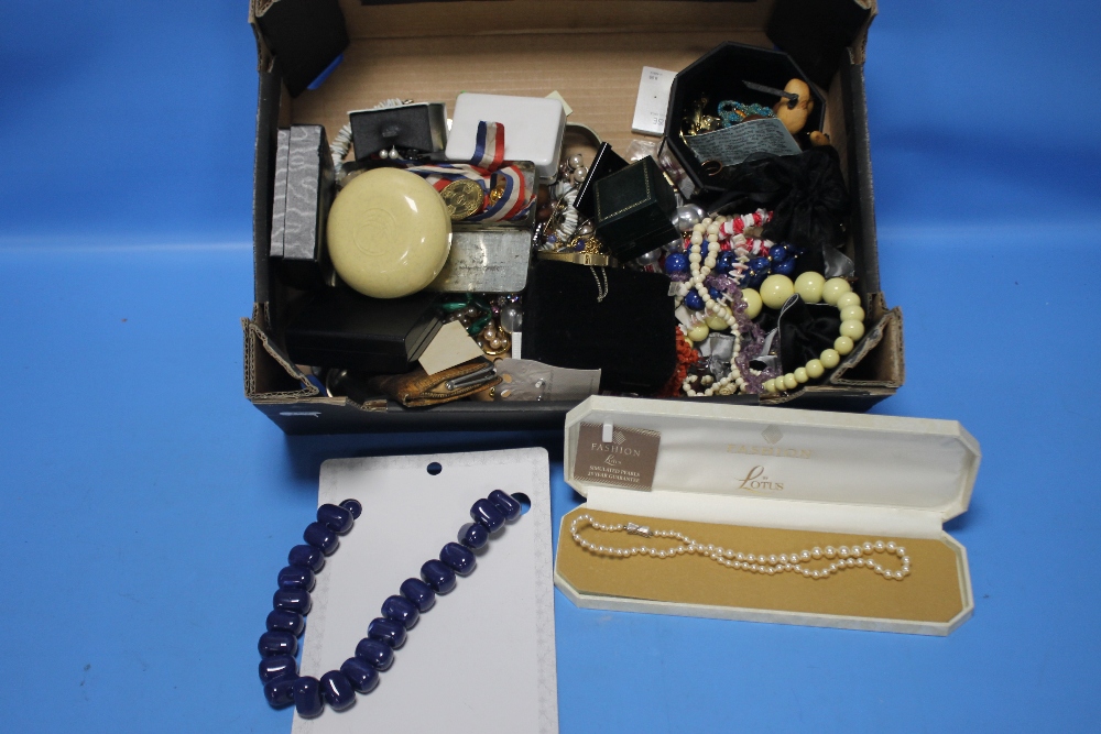 A TRAY OF ASSORTED COSTUME JEWELLERY ETC.