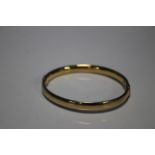 A 9 CT GOLD BANGLE, W 6.9 g