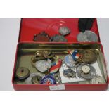 A SMALL TIN OF COLLECTABLES TO INCLUDE MEDALS, BADGES AND WATCH MOVEMENTS