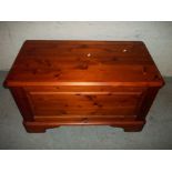 A SOLID PINE DUCAL BLANKET CHEST / OTTOMAN