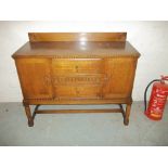 A 1940S OAK SIDEBOARD, H 92 cm, L 122 cm, W 51 cm