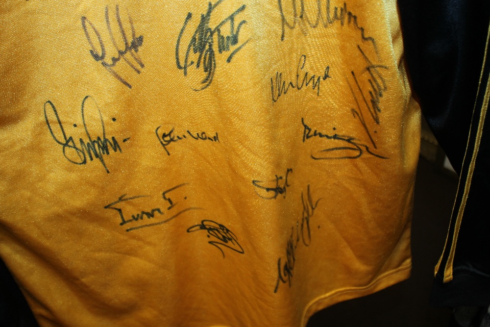 A SIGNED WOLVES FOOTBALL SHIRT TO INCLUDE SIGNATURES FOR MATT MURRAY, ETC. - Image 3 of 3