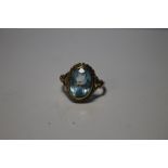 A 9 CT GOLD RING WITH A BLUE STONE