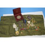 A QUANTITY OF MILITARY INTEREST COLLECTABLES, to include miniature medals, badges etc. and masonic