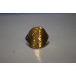 A HALF SOVEREIGN RING (COIN IS AN INTEGRAL PART OF THE RING AND BADLY WORN), W 4.6 g