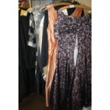 A COLLECTION OF LADIES VINATGE CLOTHING TO INCLUDE A KOUPY SIZE 14 DRESS, A DOROTHY PERKINS DRESS,