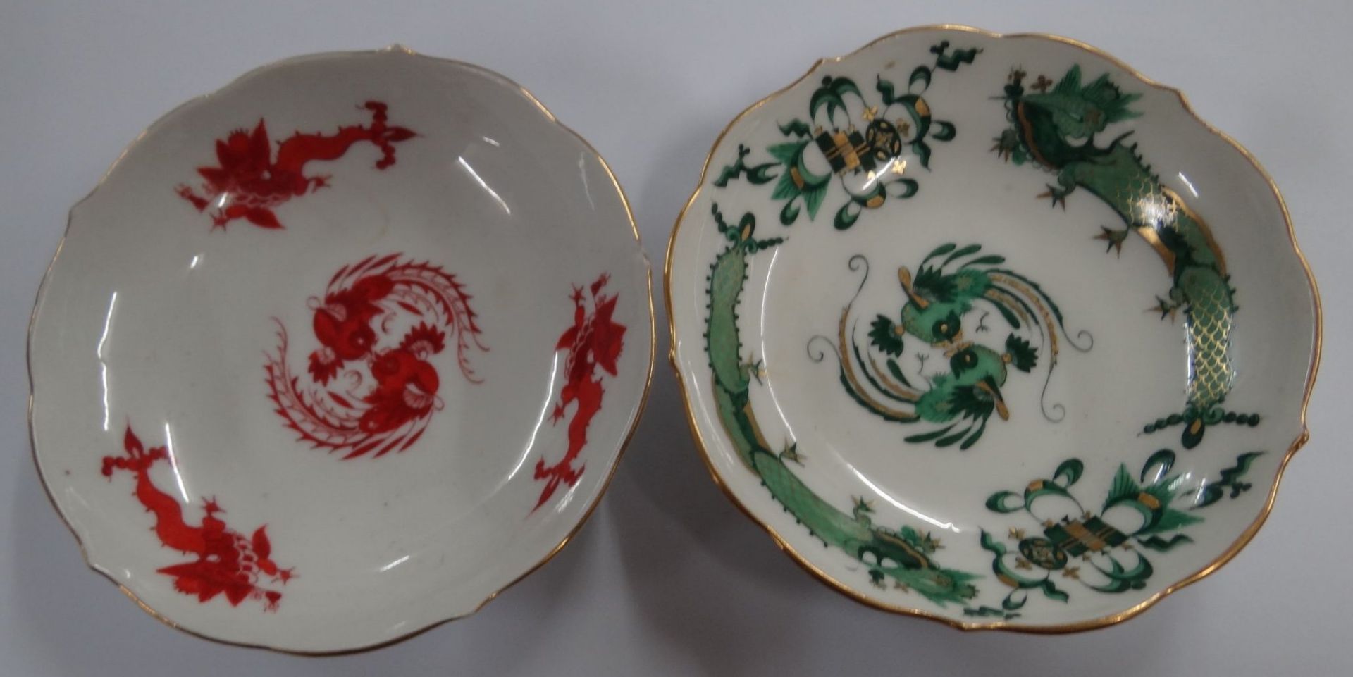 2x kl. Schälchen "Meissen" roter und grüner Drachen, beide 1.Wahl, roter Drache mit kl. Abplatz<b