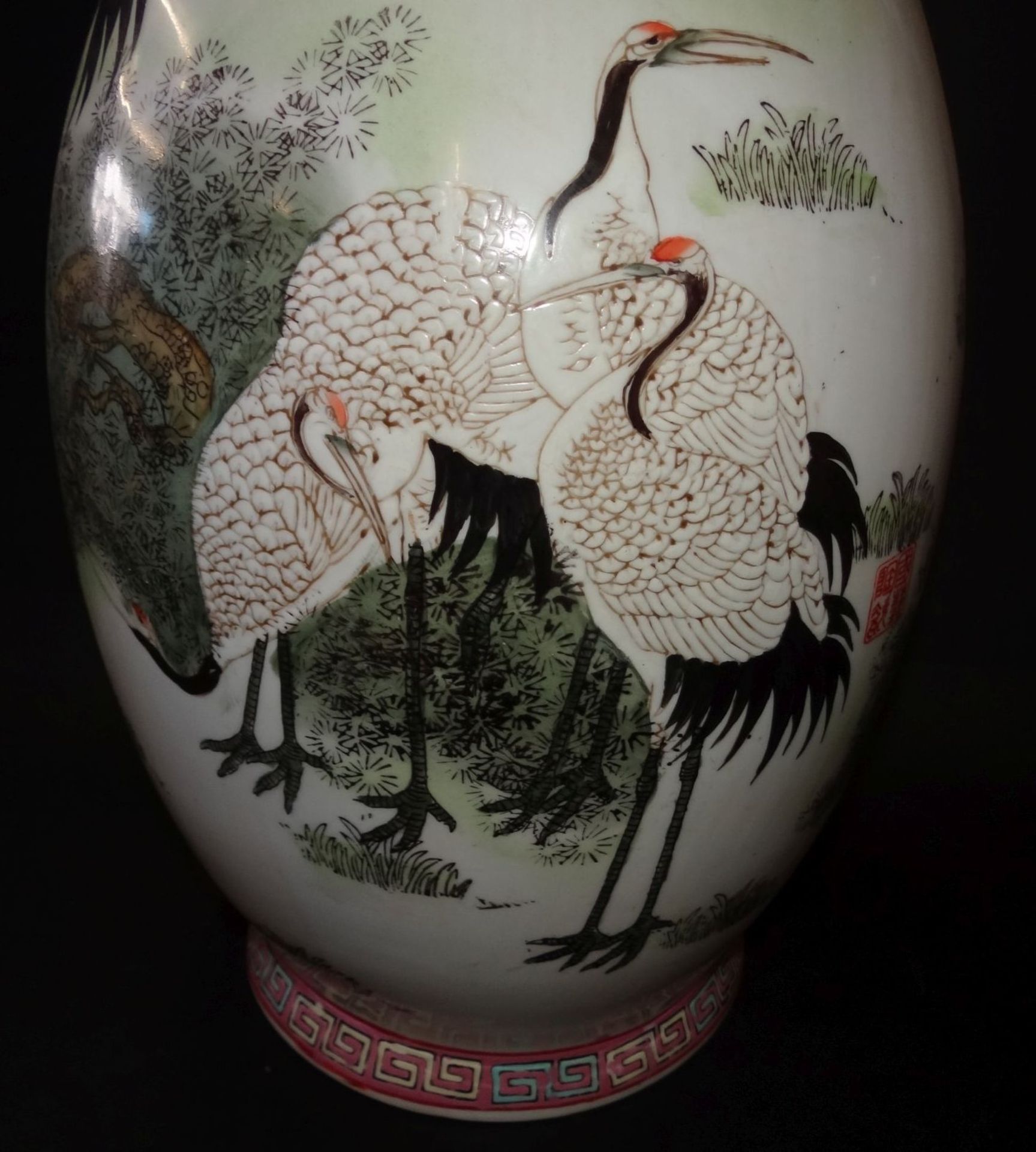 hohe China-Vase, bemalt mit Reiher, rote Schriftzeichen, H-62 cm - Bild 8 aus 10