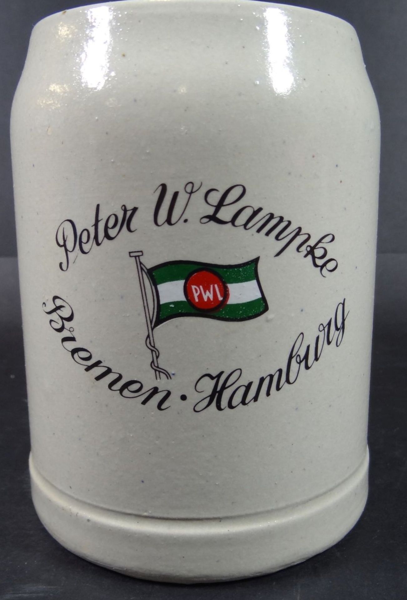 Bierkrug mit Bremer Reederei-Flagge, graues Steinzeug, H-13 cm