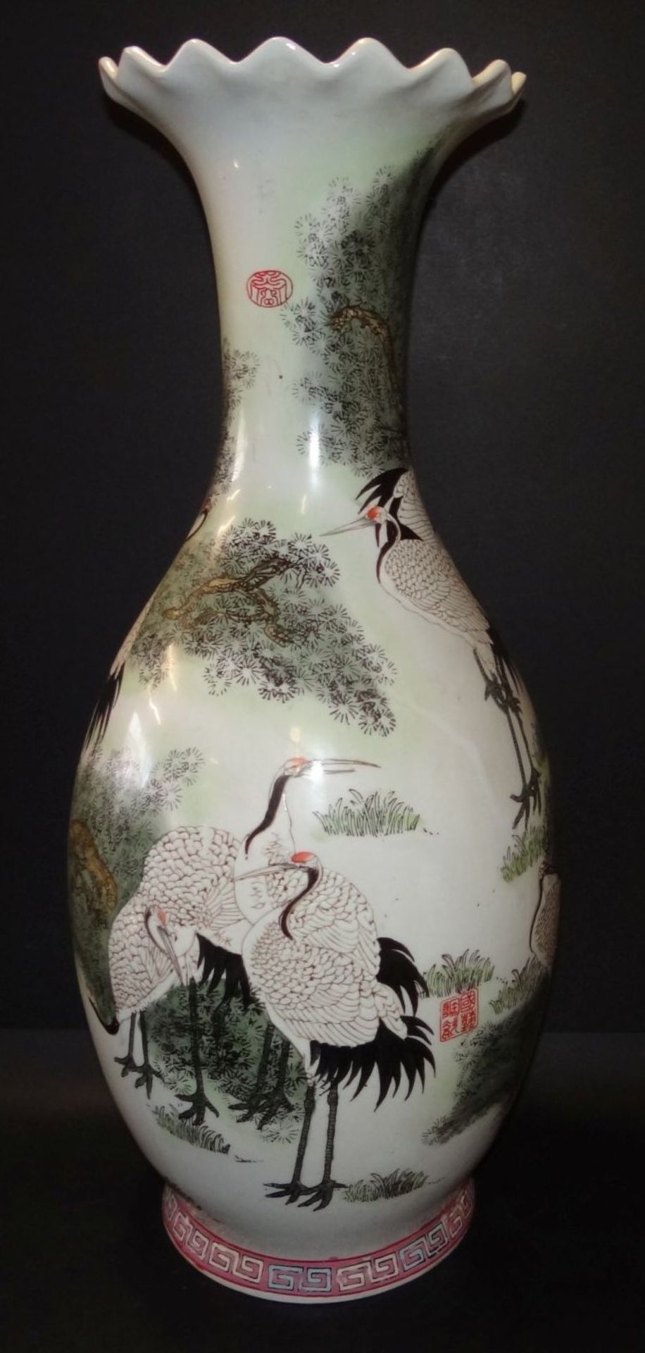 hohe China-Vase, bemalt mit Reiher, rote Schriftzeichen, H-62 cm