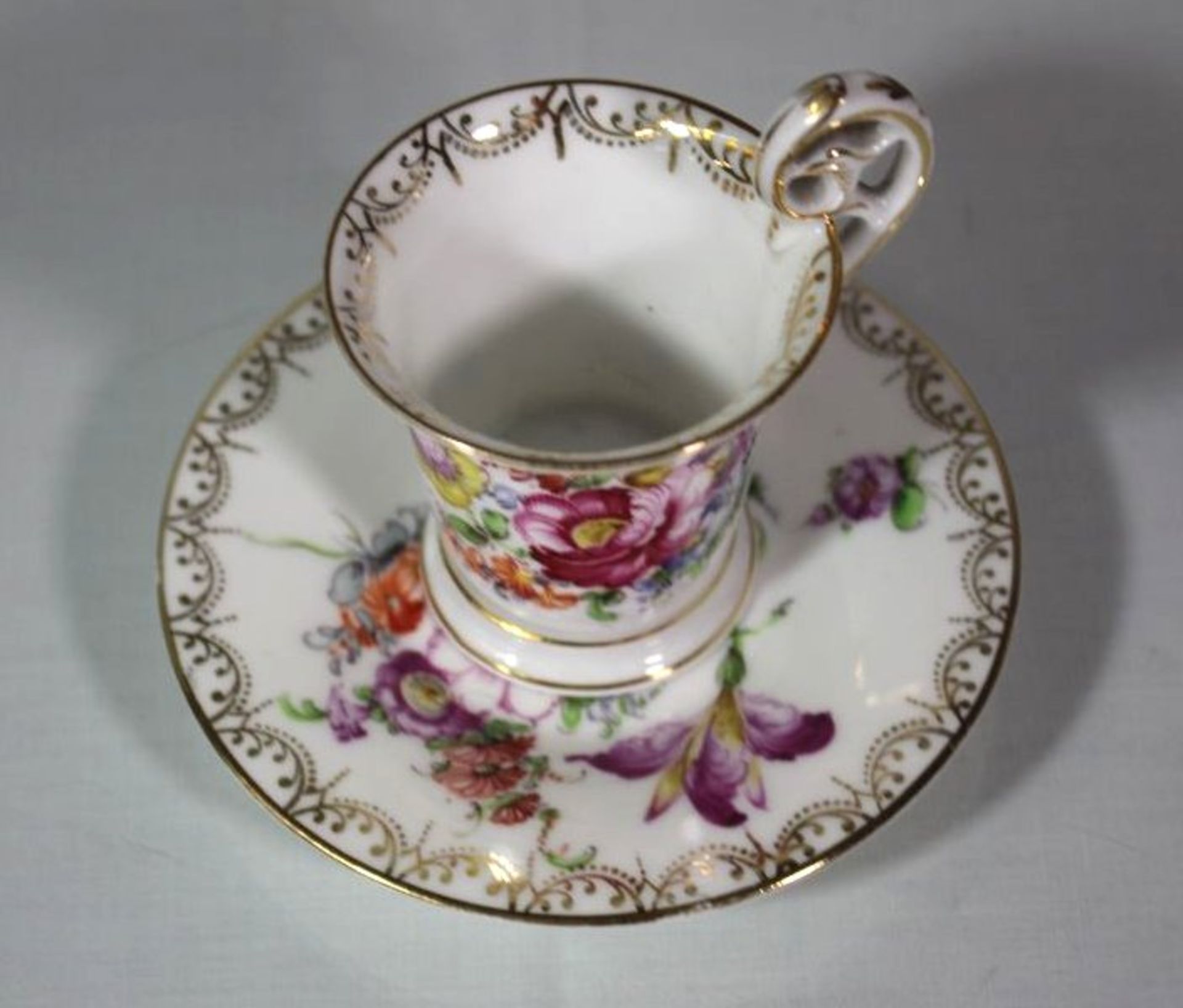 Mokka-Tasse mit U.T., S mit Krone, älter, florales Dekor, Tasse H-8cm.< - Bild 2 aus 4