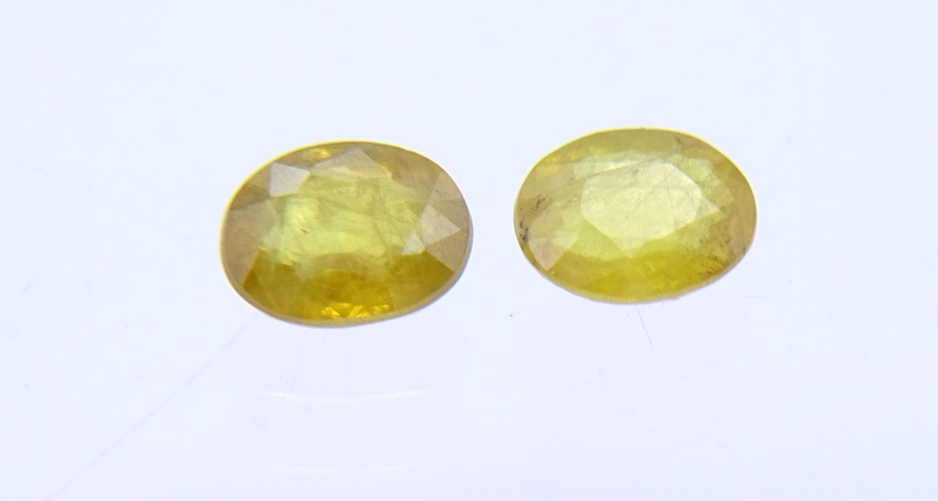 Zwei Saphire, zus. ca. 3,0ct., 7,4x6,2x3,5mm - Bild 2 aus 3