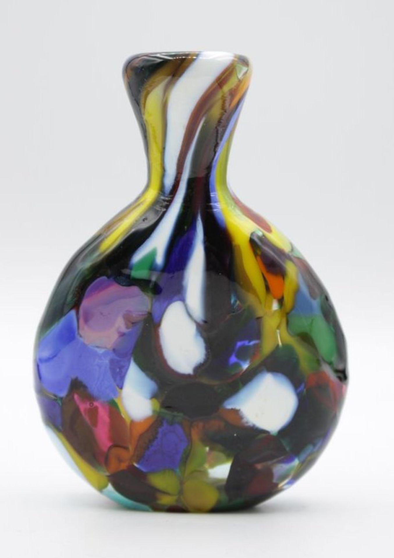 Kunstglas-Flasche, farbige Einschmelzungen, H-11,5cm. - Bild 2 aus 3