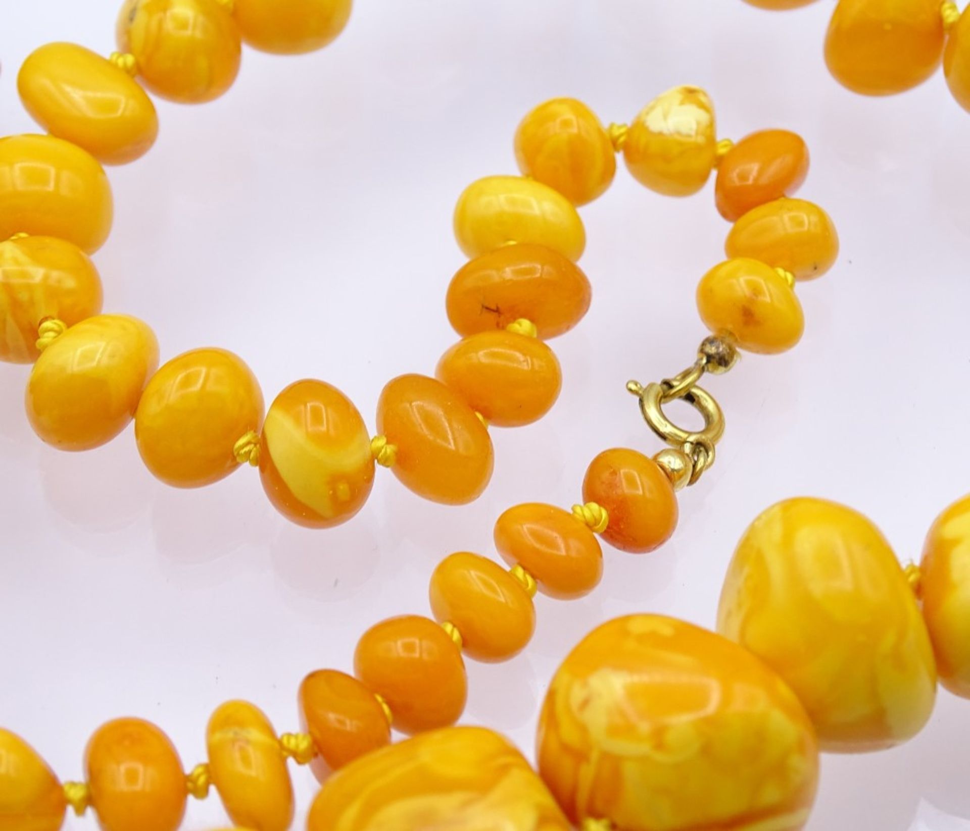Schwere gelbe Bernstein Halskette mit einer verg.Schließe,ca.L- 70cm, 65,1gr< - Bild 5 aus 6