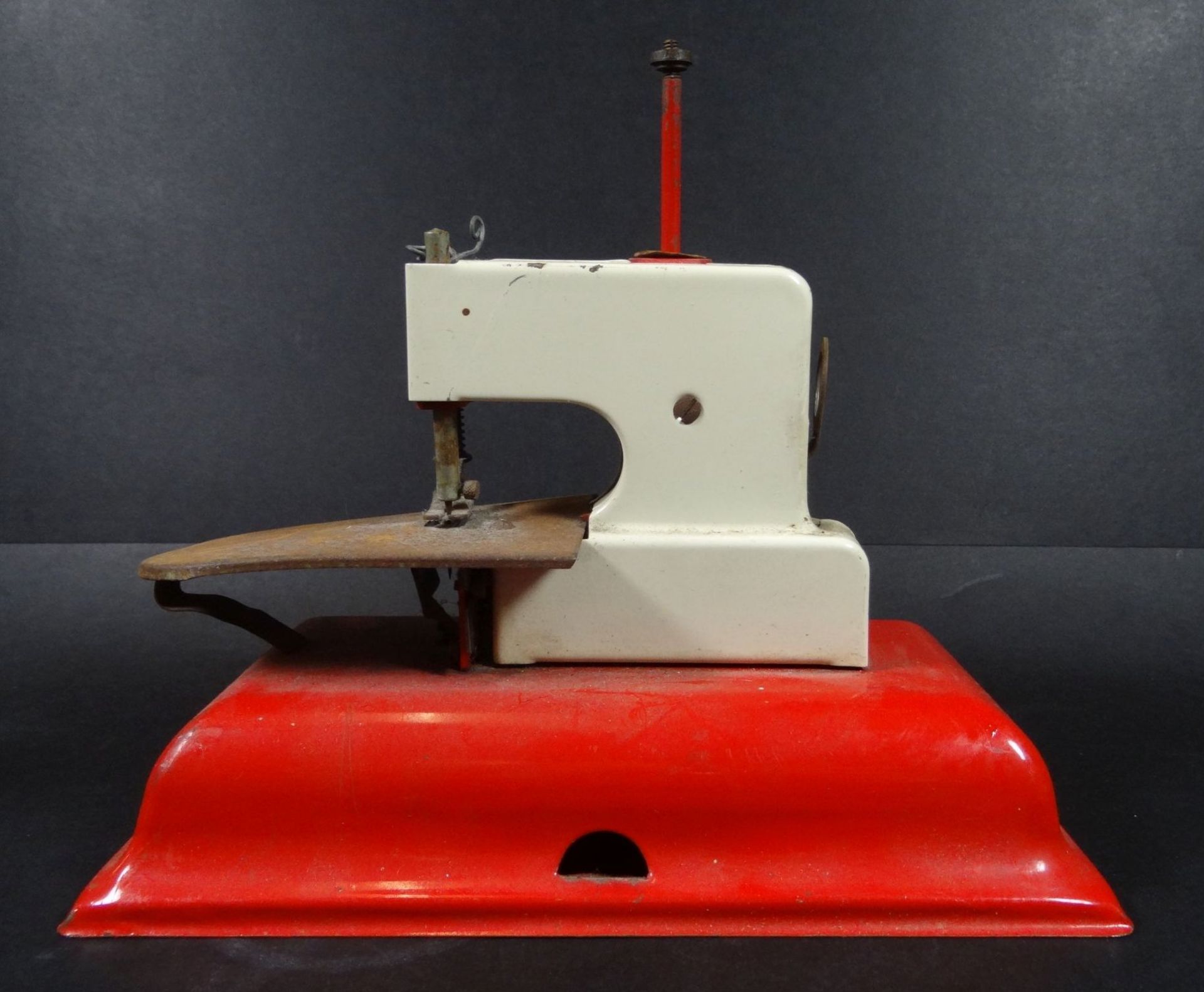 Blech-Puppennähmaschine, rot/weiss, Alters-u. Gebrauchsspuren, H-16 cm, L-19 c< - Bild 2 aus 4