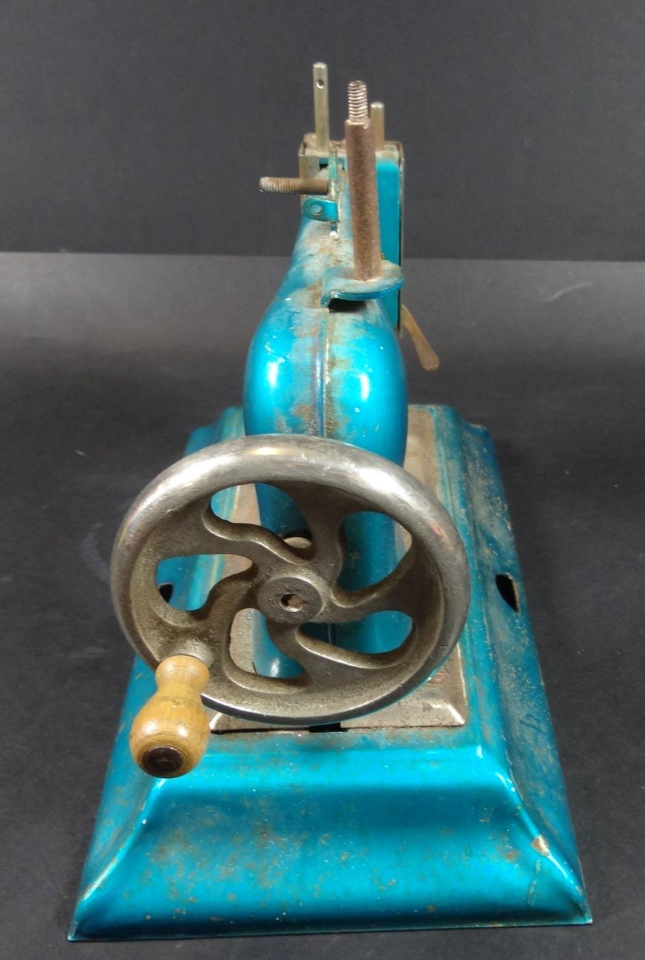 Blech-Puppennähmaschine, bespielt, Alters-u. Gebrauchsspuren H-17 cm, L-22 c< - Bild 3 aus 4
