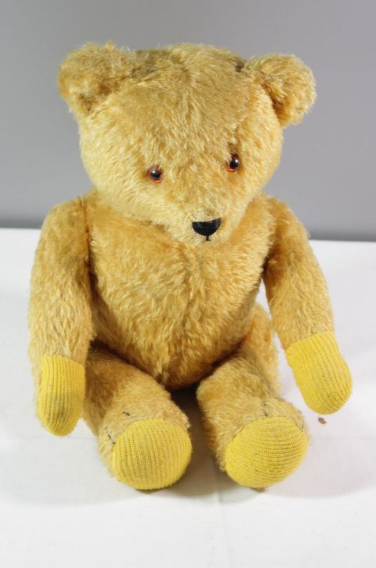 älterer Teddy, Glasaugen, Holzwolle, H-44cm.<