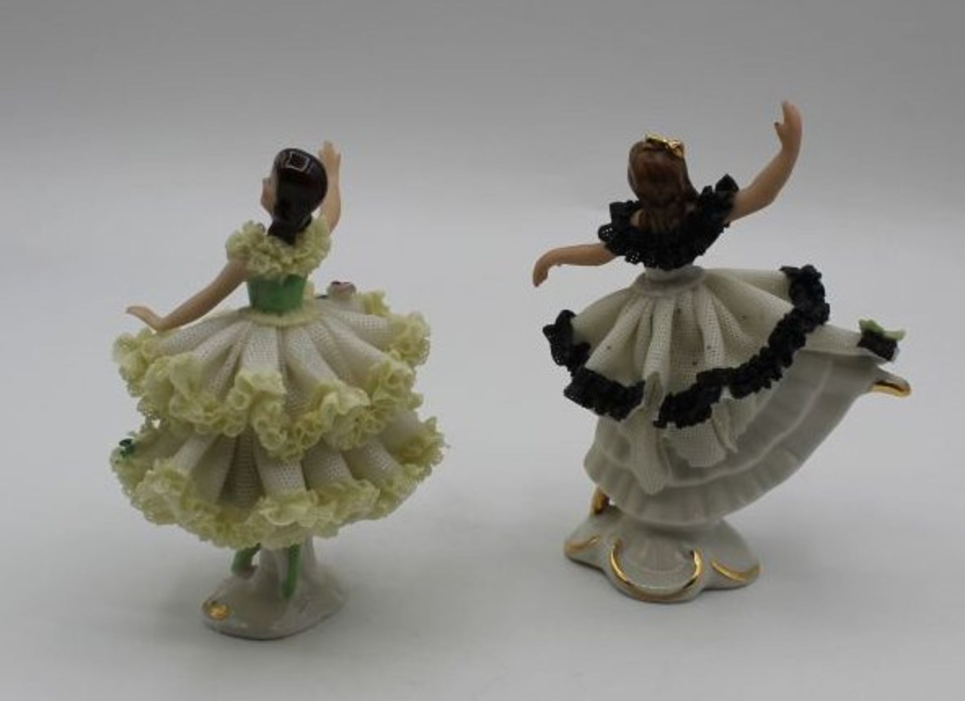 2x kl. Tänzerinnen in Spitzenkleid, je gemarkt, älter, jeweils mit Bestossungen, ca. H-10,5cm<b - Bild 2 aus 4