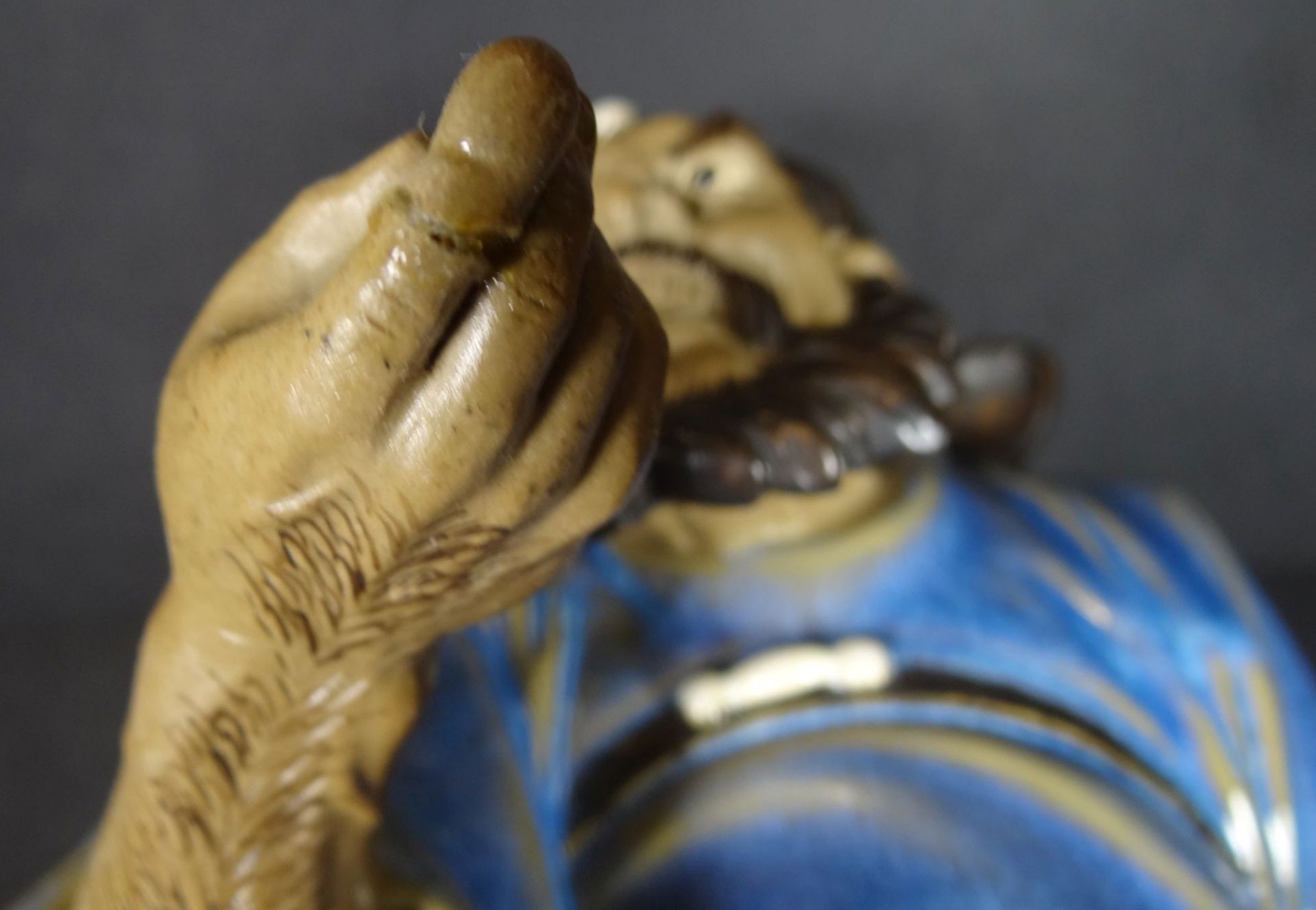grosse Figur eines Chinesen,, Finger geklebt, Schwertgriff abgebrochen, H-29 cm - Bild 6 aus 8
