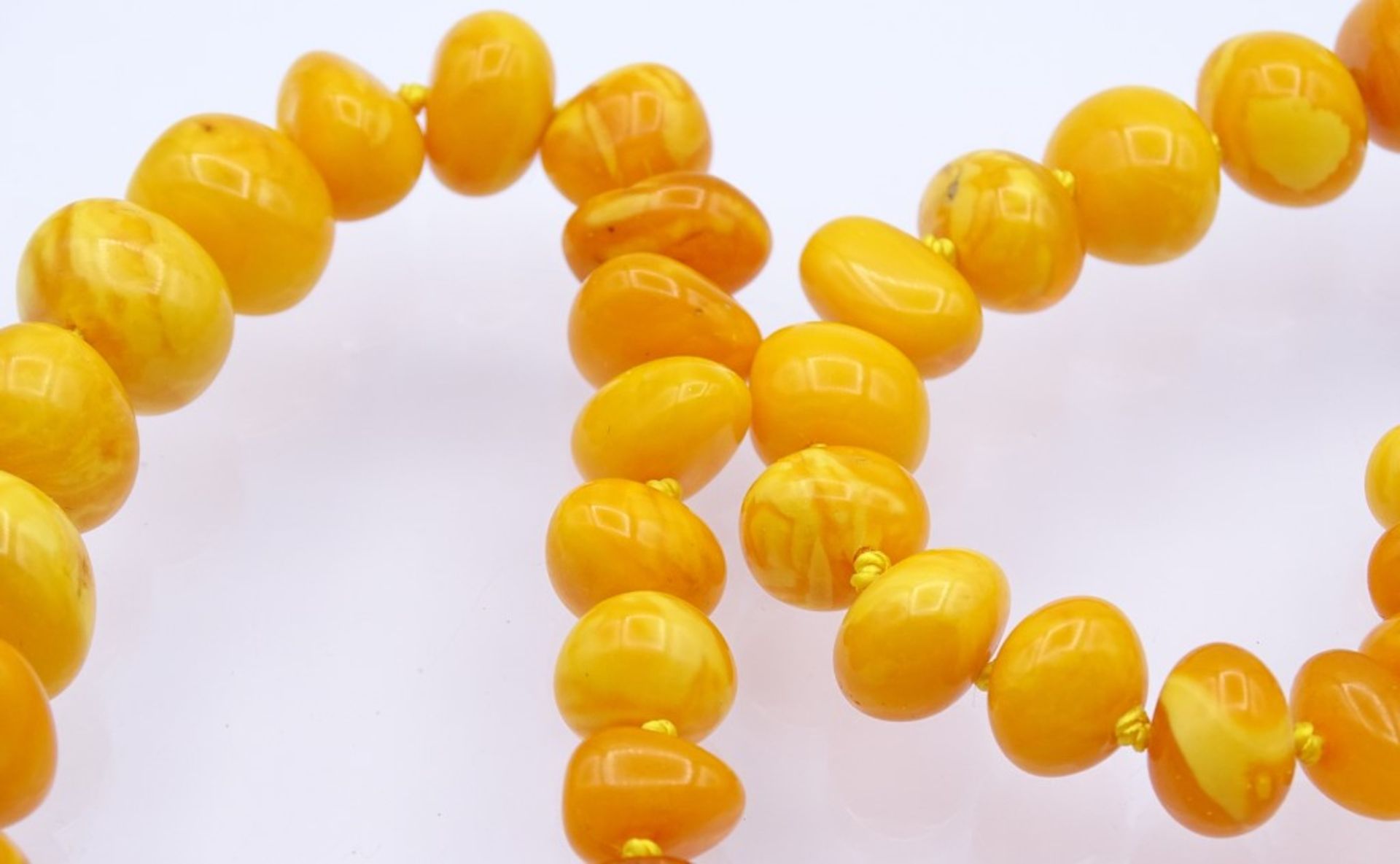 Schwere gelbe Bernstein Halskette mit einer verg.Schließe,ca.L- 70cm, 65,1gr< - Bild 4 aus 6