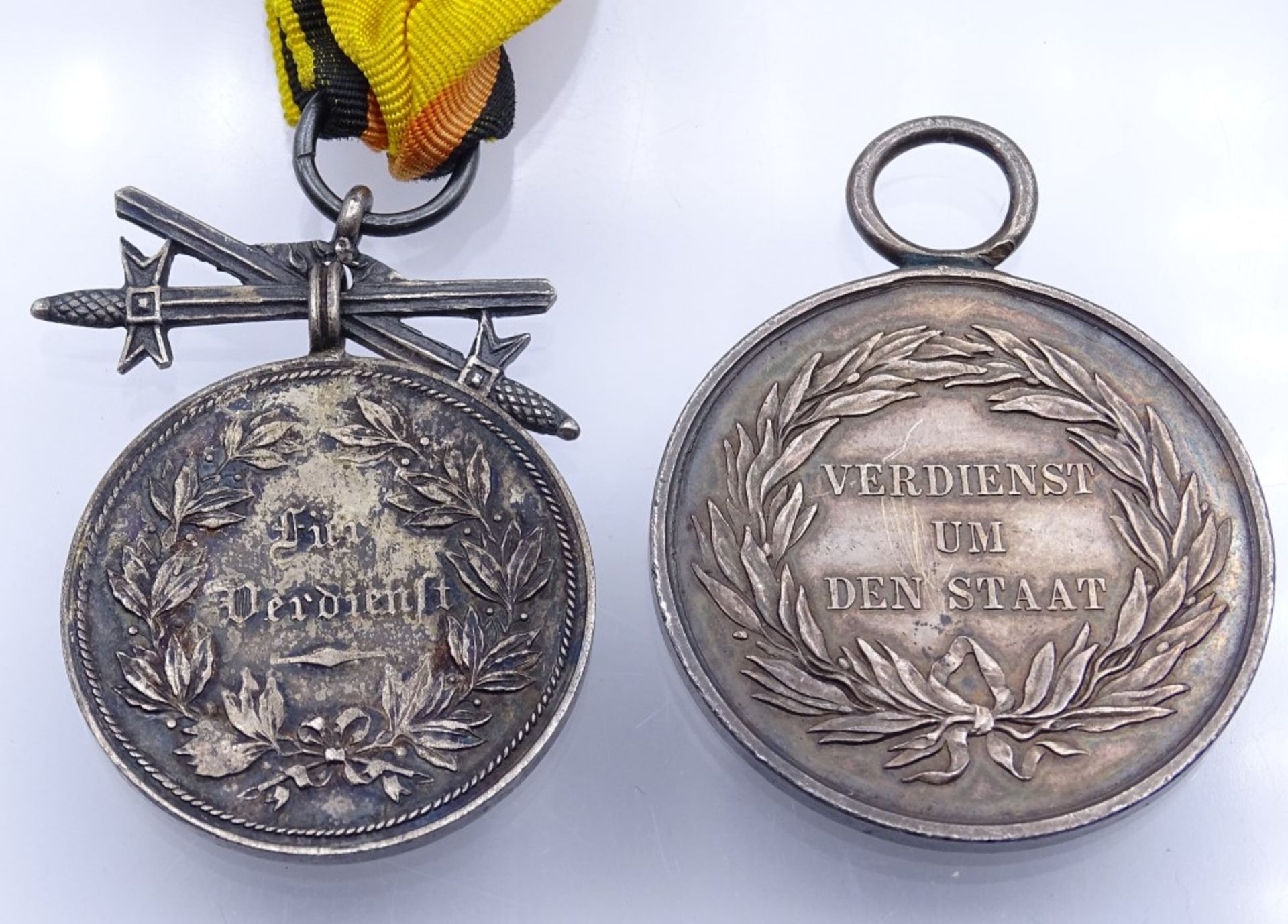 Zwei Verdienst Medaillen "Verdienst um den Staat und Für Verdienst< - Bild 3 aus 3