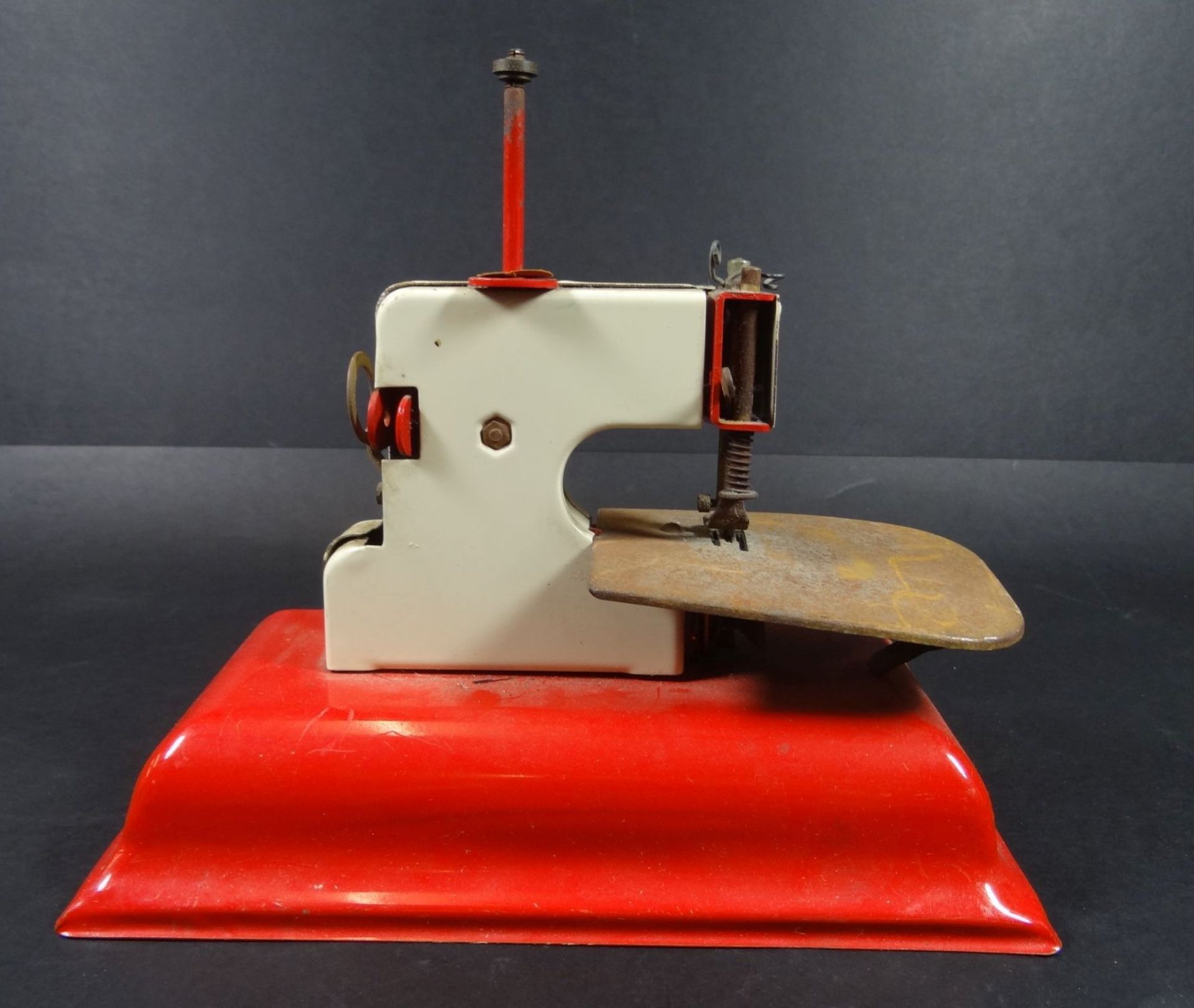 Blech-Puppennähmaschine, rot/weiss, Alters-u. Gebrauchsspuren, H-16 cm, L-19 c<