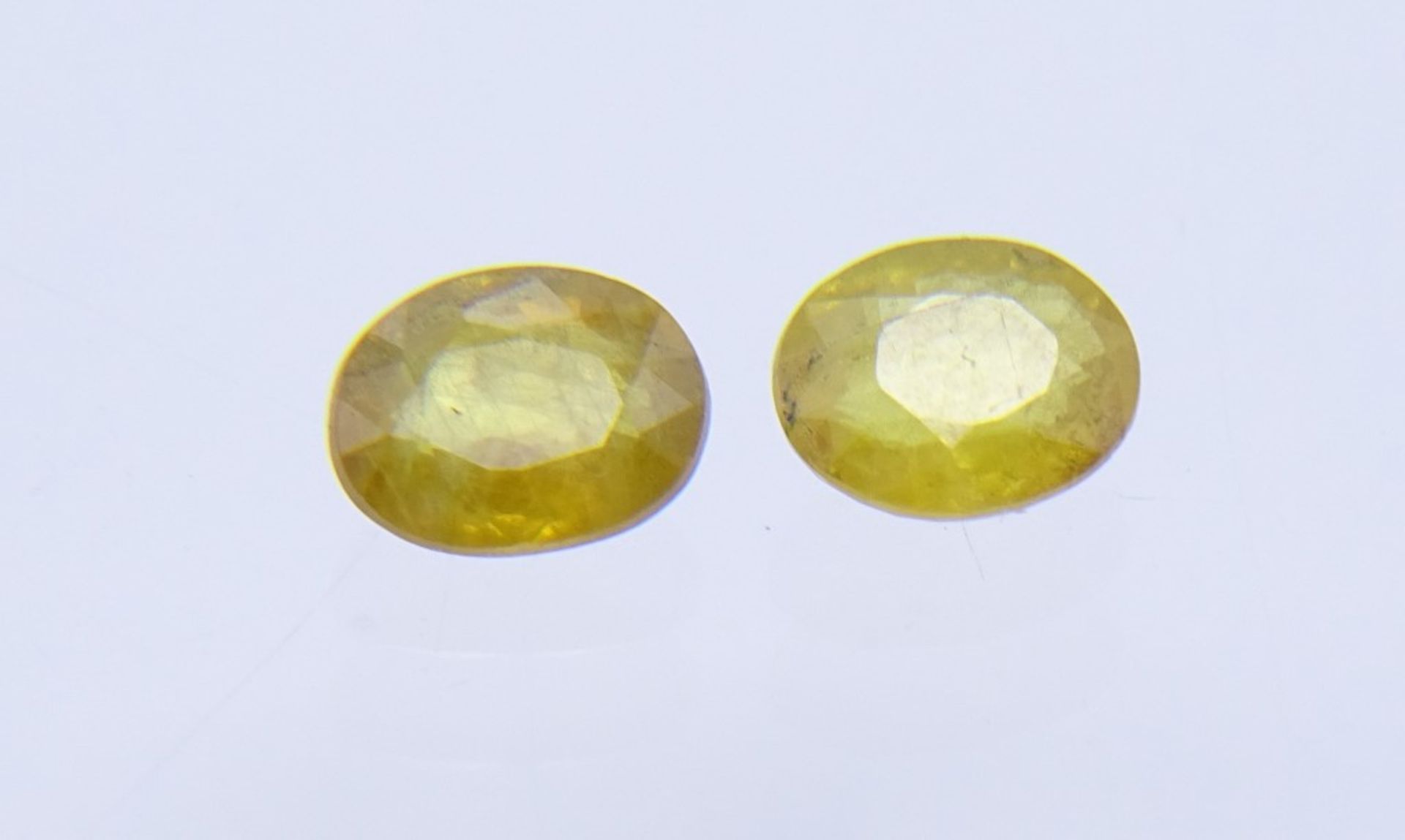 Zwei Saphire, zus. ca. 3,0ct., 7,4x6,2x3,5mm