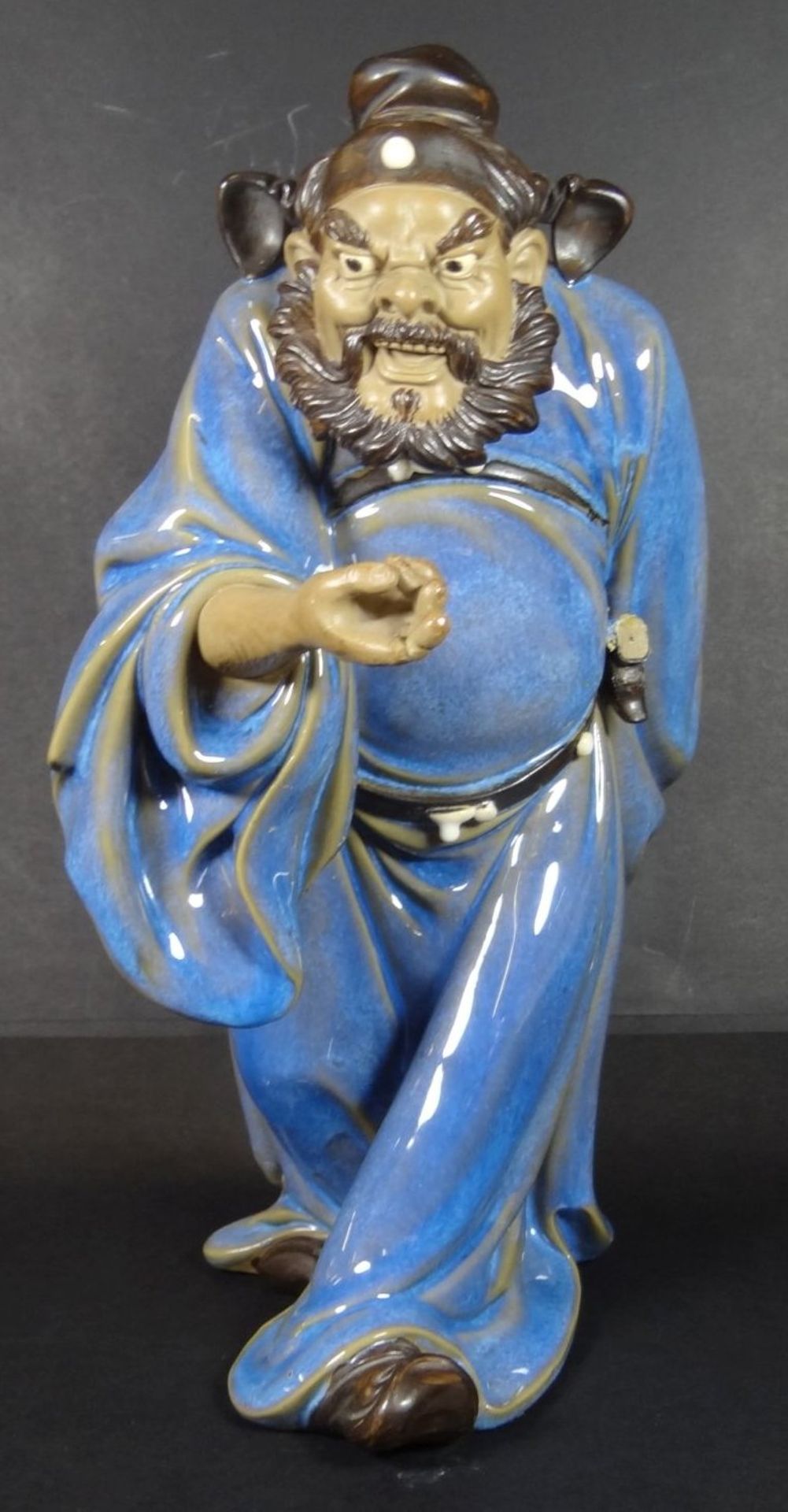 grosse Figur eines Chinesen,, Finger geklebt, Schwertgriff abgebrochen, H-29 cm