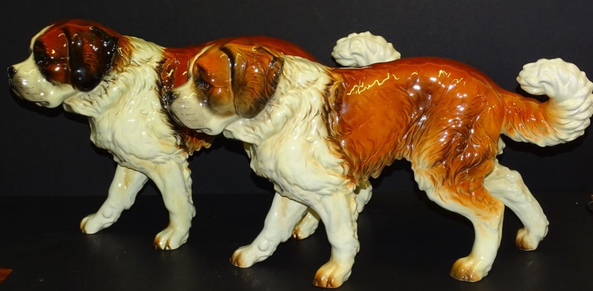 2 grosse Bernhardiner-Hunde von "Goebel", 1x mit Rissen, 1x gut erhalten, älter, H-28 cm, L-47 c<