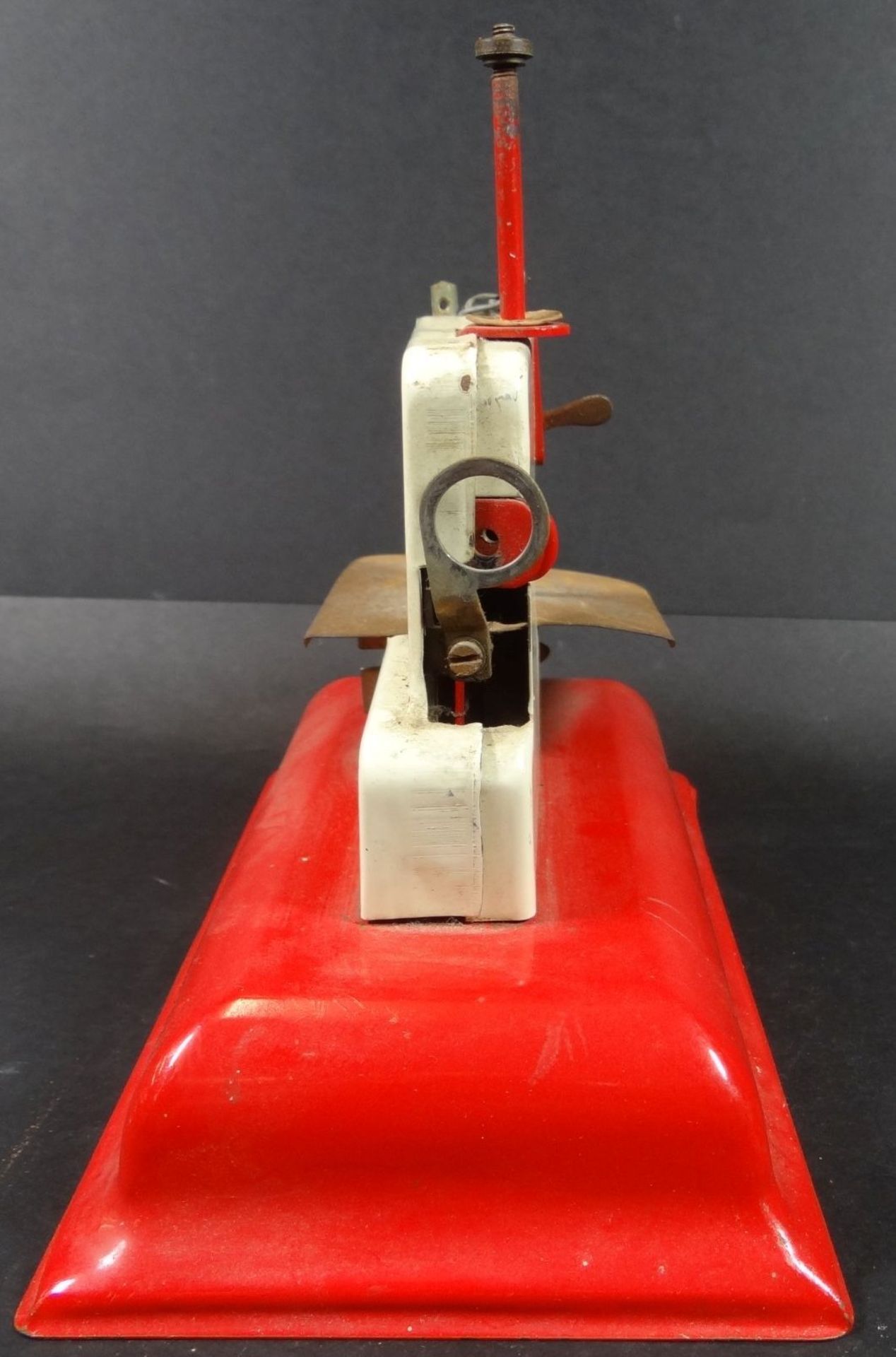 Blech-Puppennähmaschine, rot/weiss, Alters-u. Gebrauchsspuren, H-16 cm, L-19 c< - Bild 3 aus 4