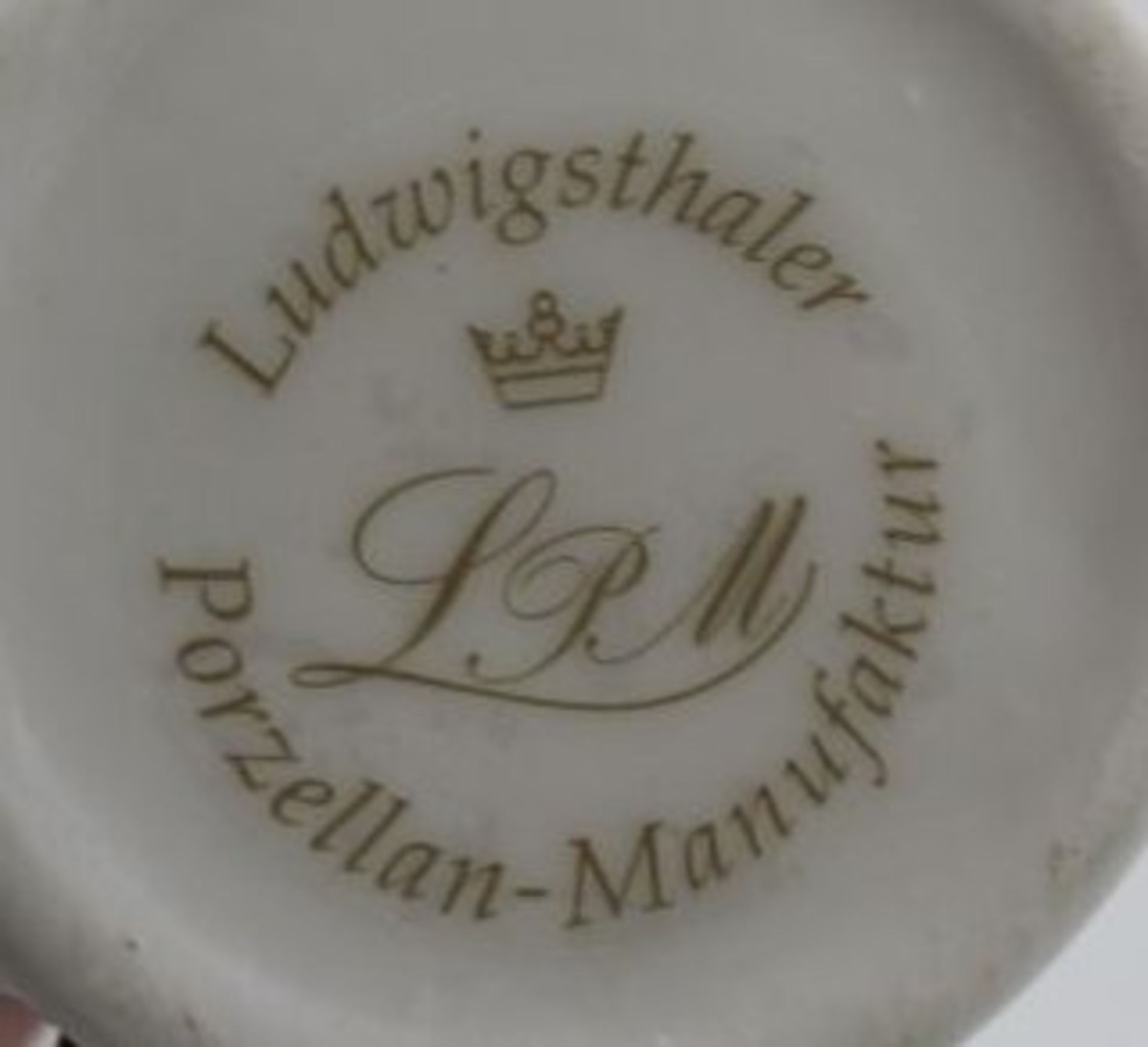 Zierdose, Ludwigsthaler, Deckel mit Putto, H-9cm. - Bild 2 aus 2