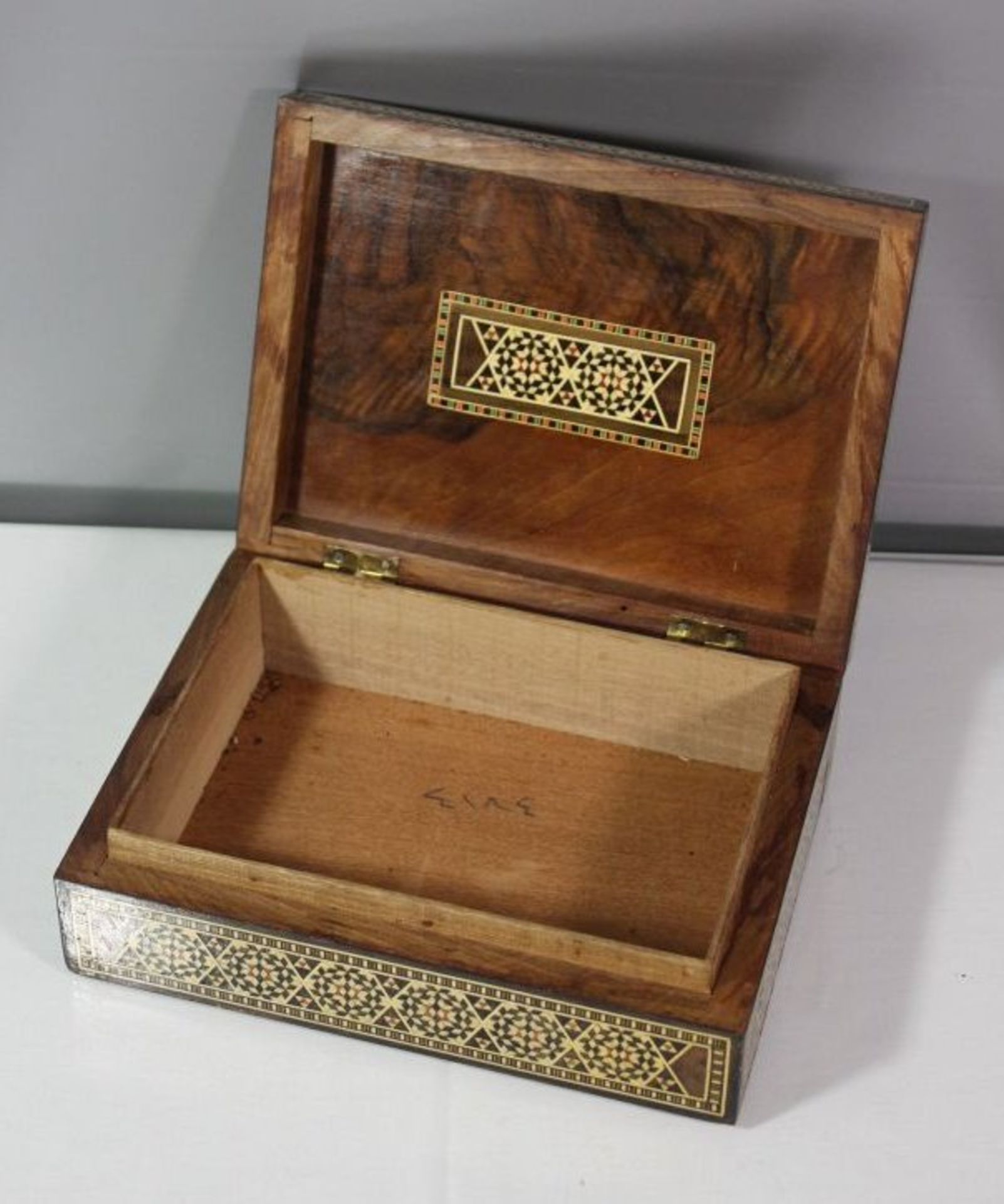 orientalischer Kasten, aufwendige Einlegearbeiten, H-6,5cm B-20,5cm T-15,5cm. - Bild 2 aus 2