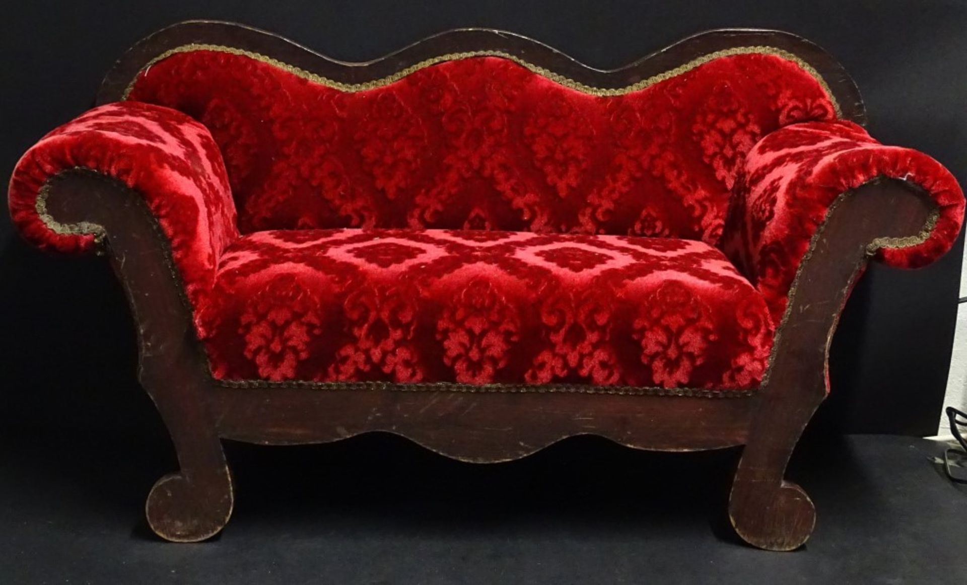 Großes Puppen Sofa,roter Samt Bezug,älter,L- 80cm,H-43cm,t-30<b