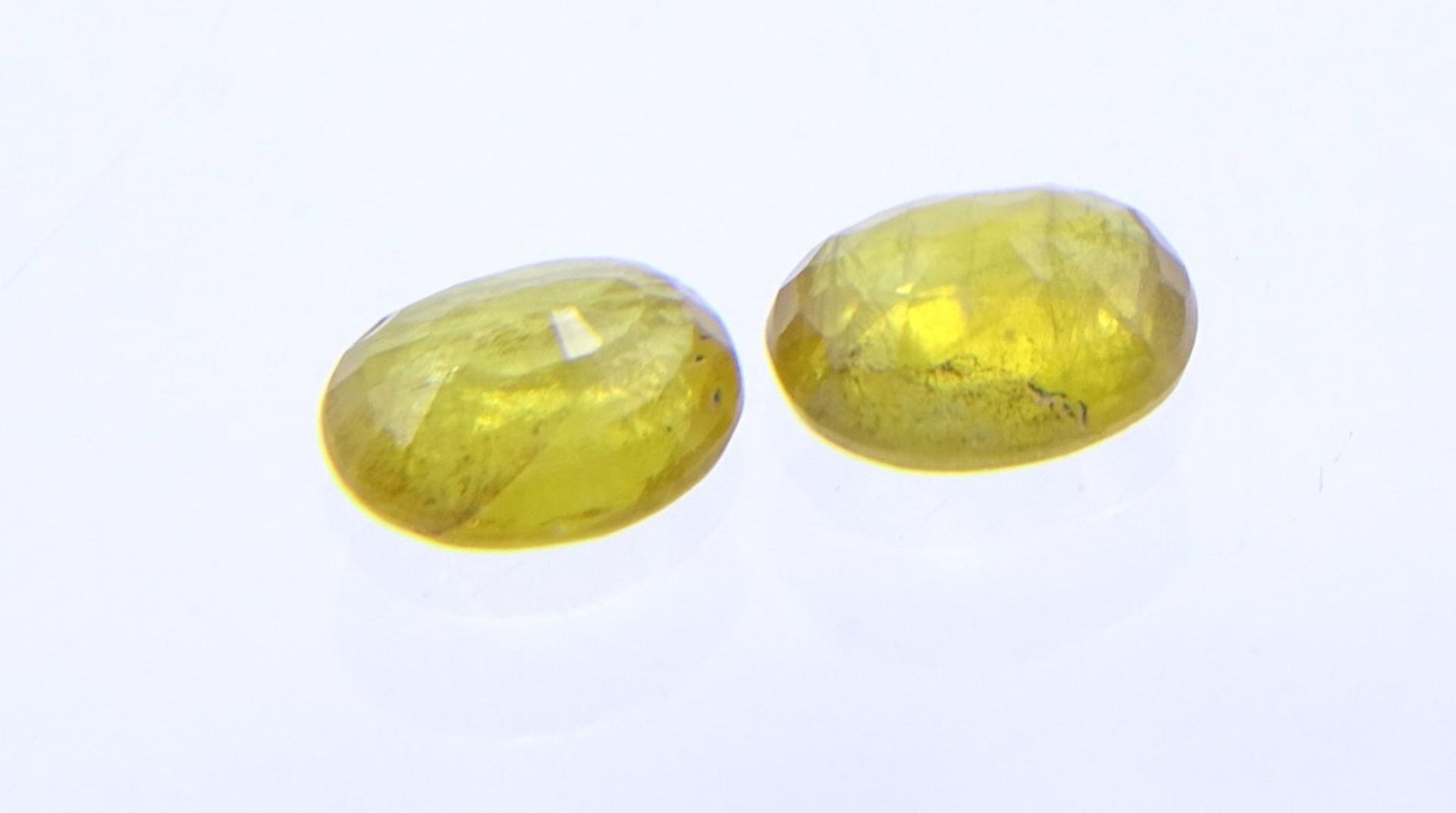Zwei Saphire, zus. ca. 3,0ct., 7,4x6,2x3,5mm - Bild 3 aus 3