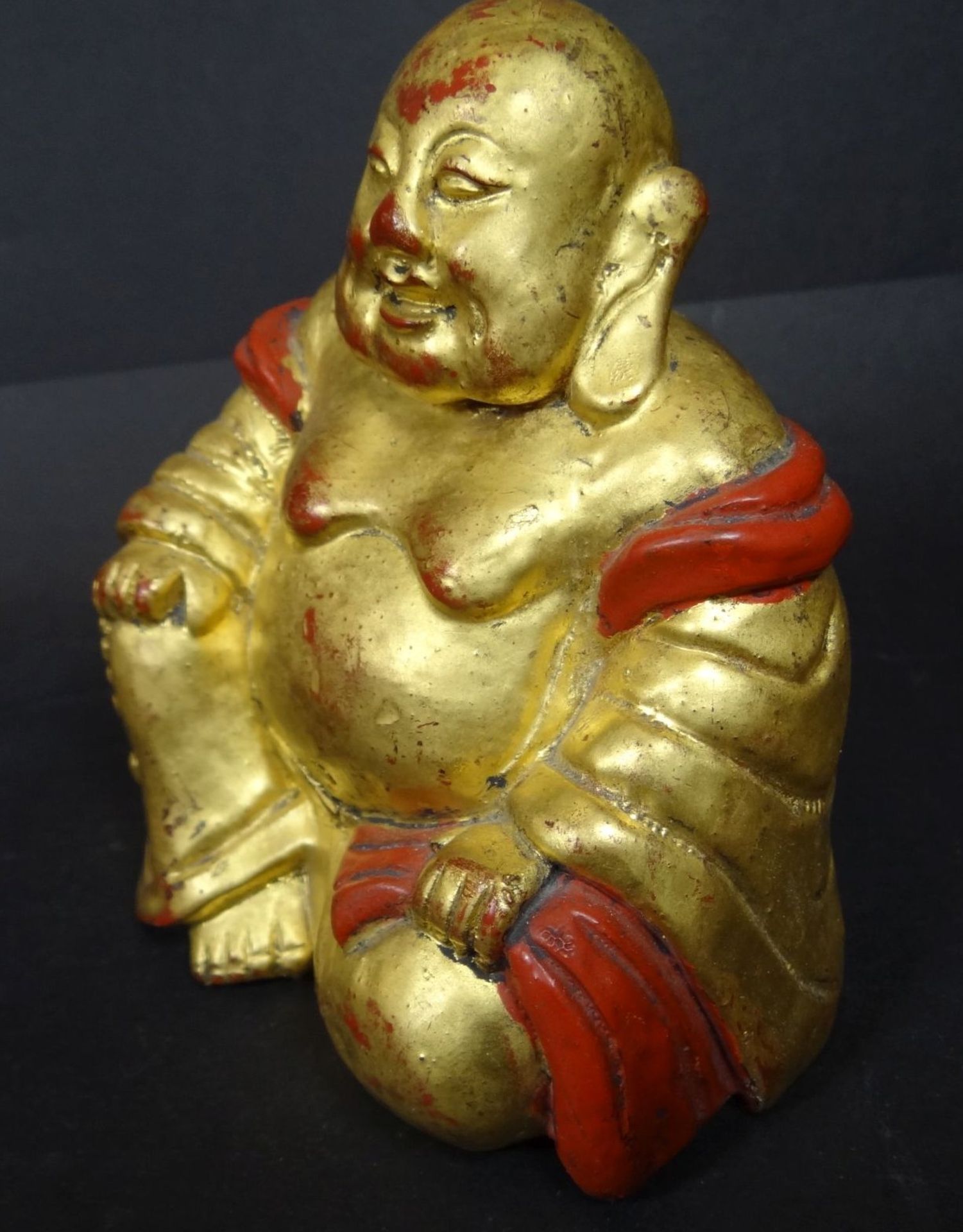 sitzender Buddha aus Holz, vergoldet, Alters-u. Gebrauchsspuren, H-11 cm, B-11 cm - Bild 2 aus 4