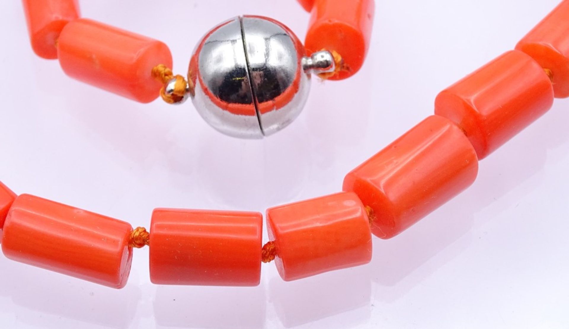 Korallen Imitat Halskette mit versilberter Magnetschließe,ca.L- 46c< - Bild 2 aus 3