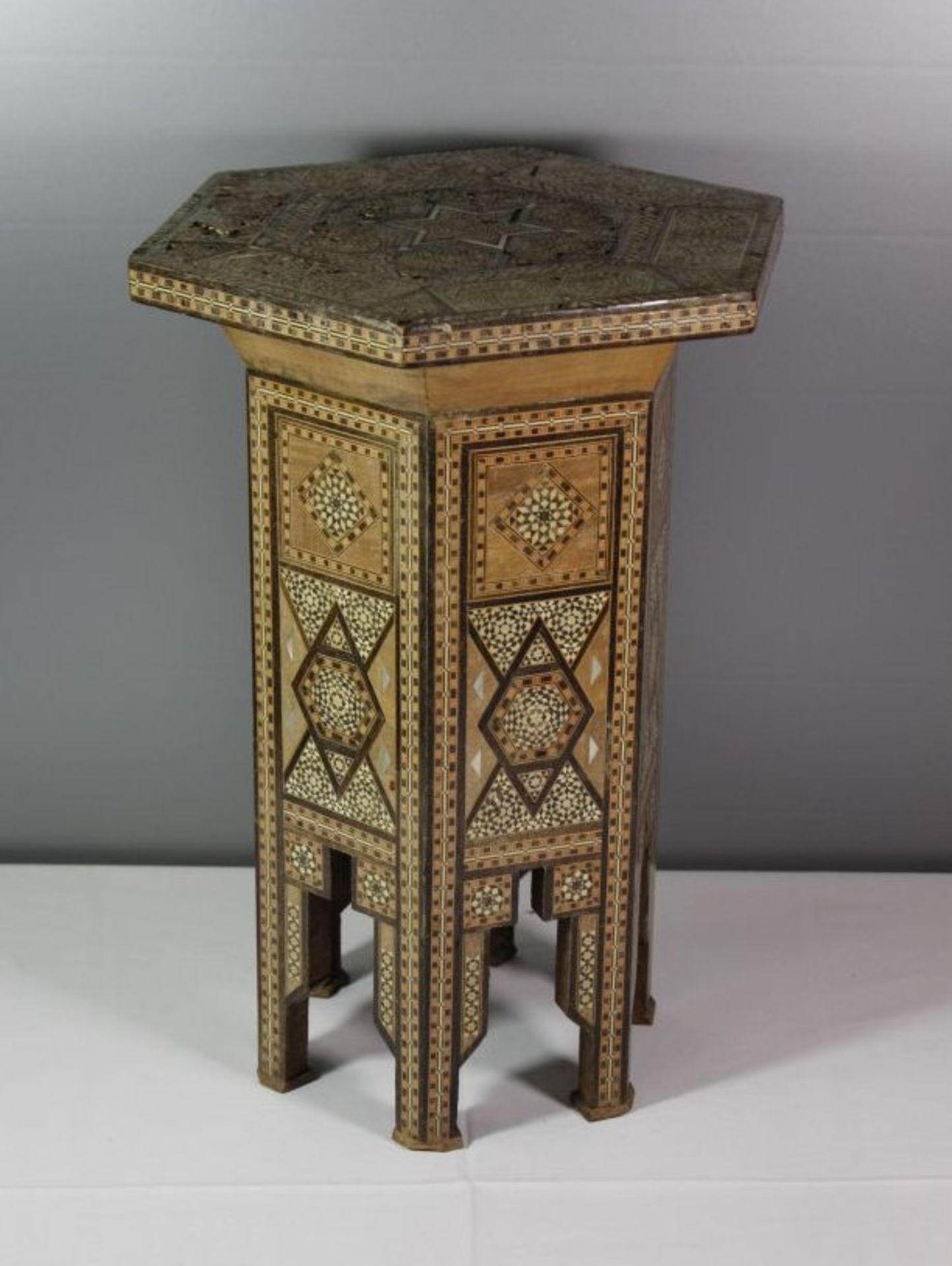 orientalisches Beistelltischen, aufwendige Einlegearbeiten, Platte mit Fehlteilen, H-42cm D-31cm.