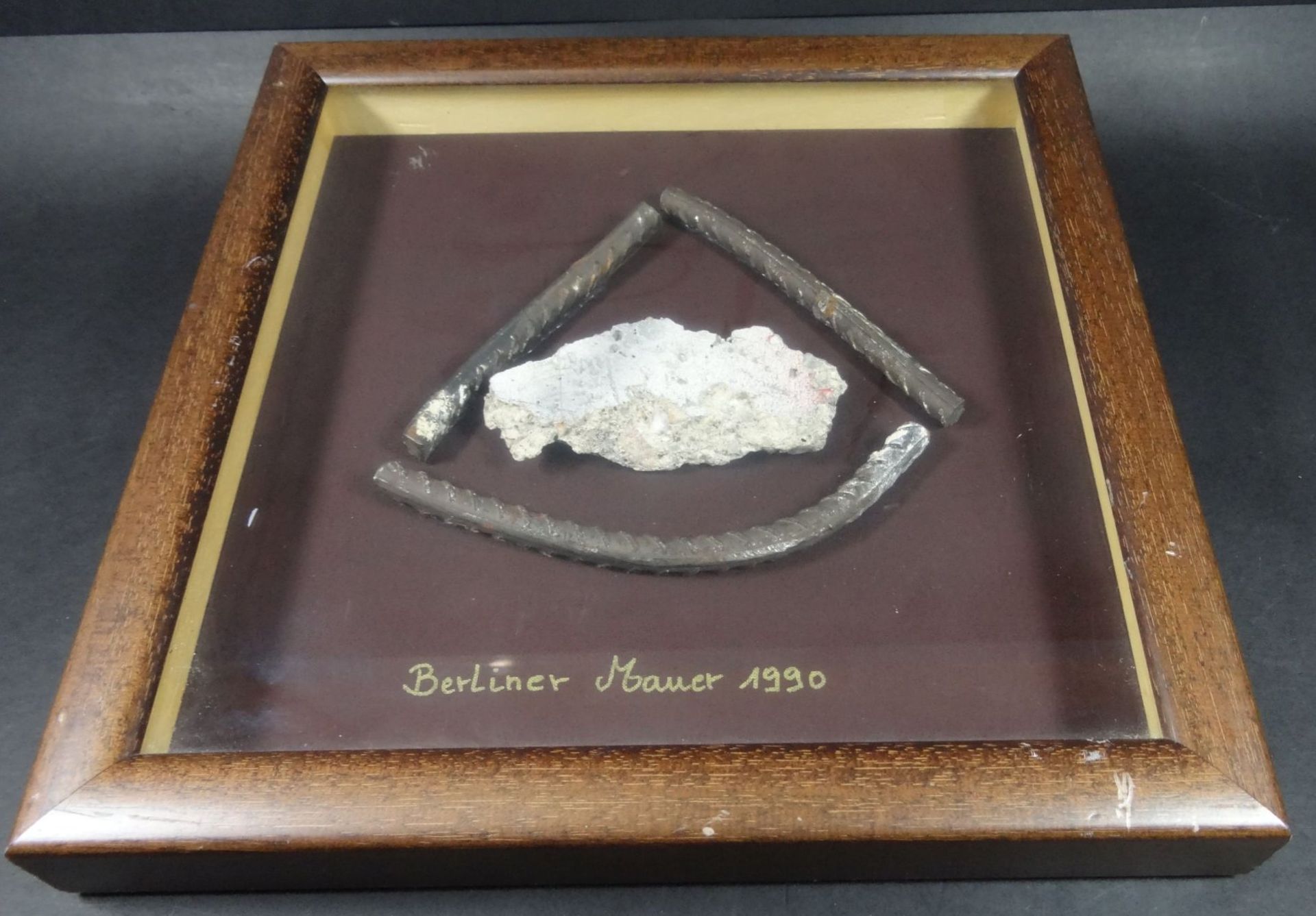 kl. Vitrine mit Stück aus der Berliner Mauer, 1990, 28x28 cm, T-4,3 c< - Bild 2 aus 5